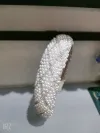 The pearl hairband, a popular 2022 new headband, is a super fairy-like girl's hair accessory with a simple and elegant style and a retro hairpin Item Picture